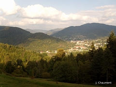 Vue du coude de la Moselle, qui remonte vers le nord à Saint-Maurice en venant de Bussang